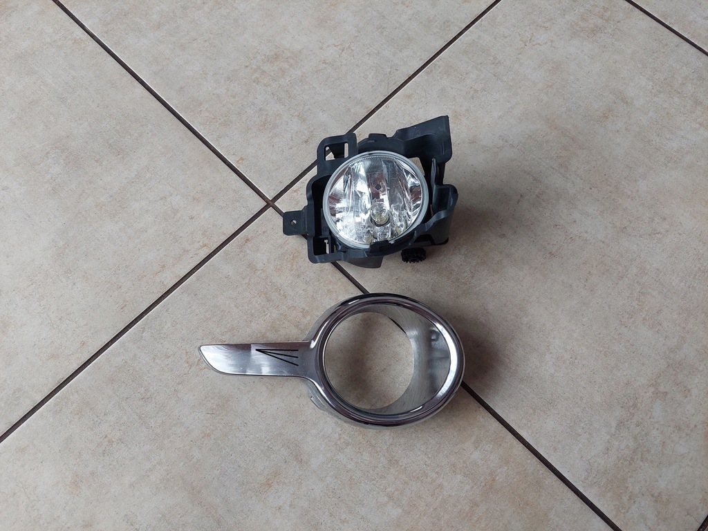 фото №1, Правый противотуманная фара - рамка - peugeot 208 - 12-15 !!!