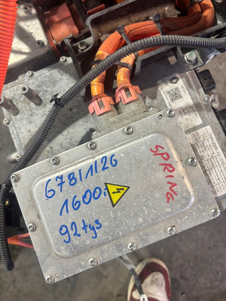 Конвертер зарядное устройство 296055135r dacia spring 9800km Оригинал