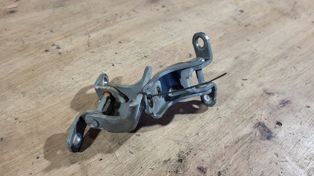 Петли дверь правый перед комплект honda civic viii 8 ufo hb 5d nh701m Доставка