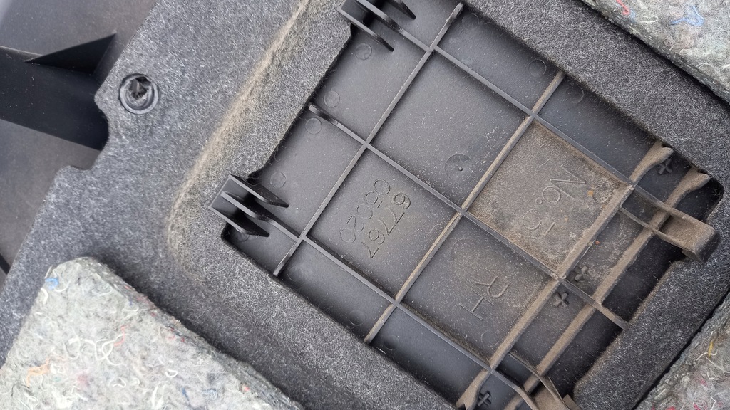 фото №8, Обивка багажника toyota avensis 04r kombi