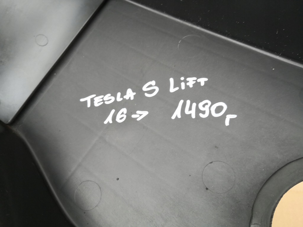 Tesla s рестайлинг  16- впуск активный воздуховод воздуха с Разборки