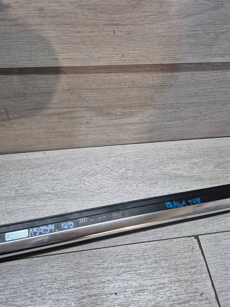 15937. audi q3 молдинг ущільнювач правий задній 8u0853764 Зі Шроту