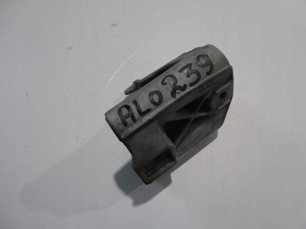 Купити Renault кронштейн двигуна 8200477151