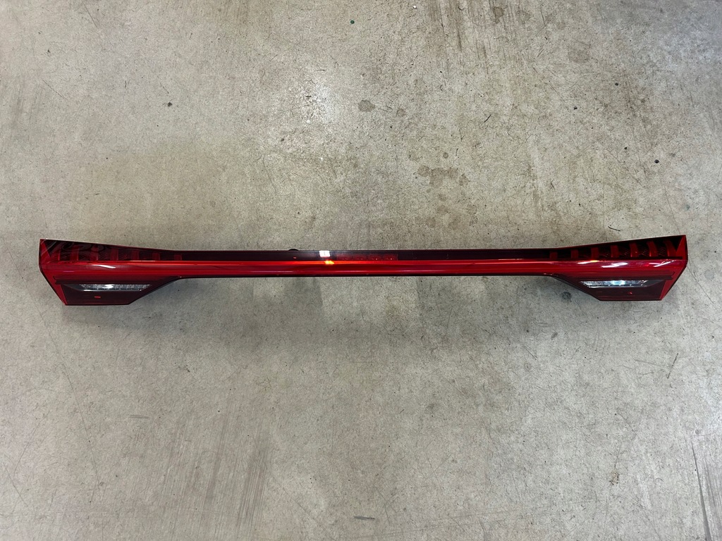 фото №1, Audi q8 2019 лампа led накладка крышки задняя 4m8945095c