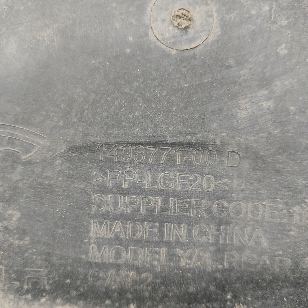 Tesla model 3 2021 накладка средняя подвеска Недорого