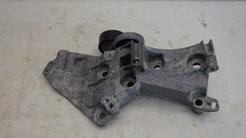 Купити Renault оригінальний номер 8200669494 кронштейн генератора