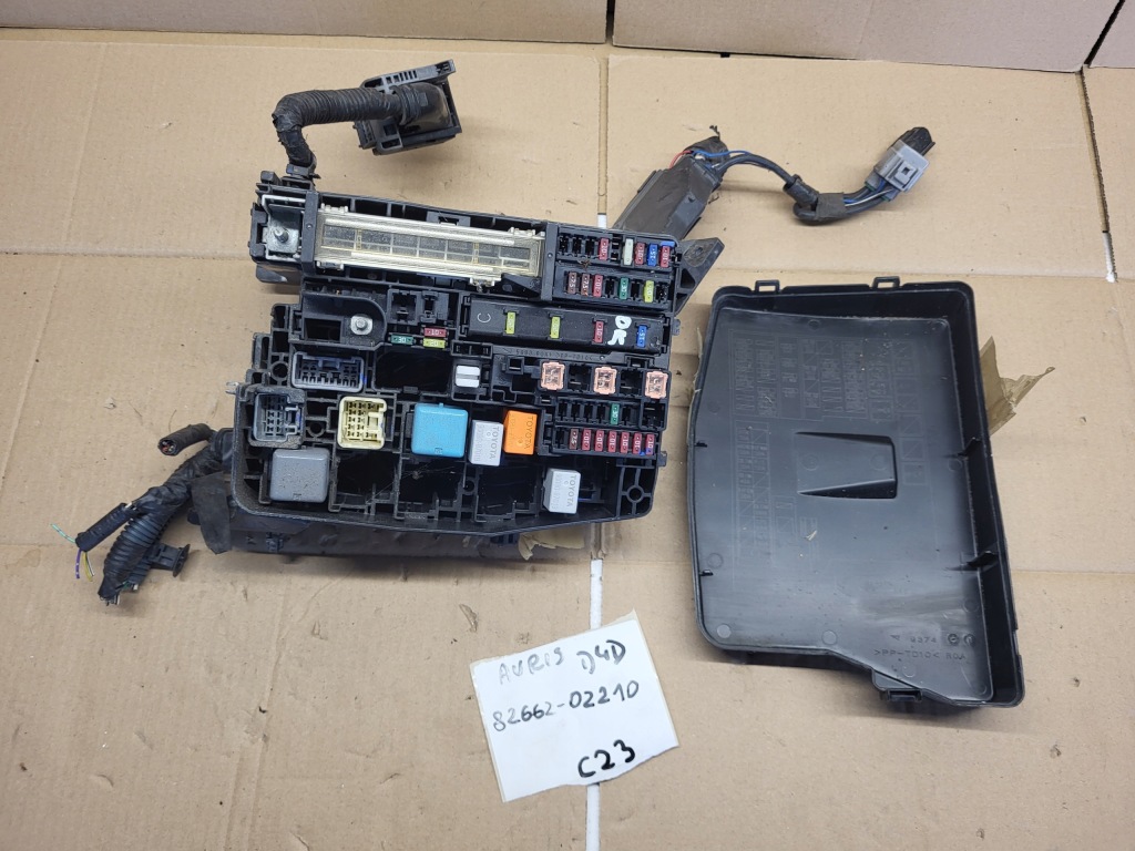 фото №1, Toyota auris d4d корпус коробка предохранителей 82662-02210