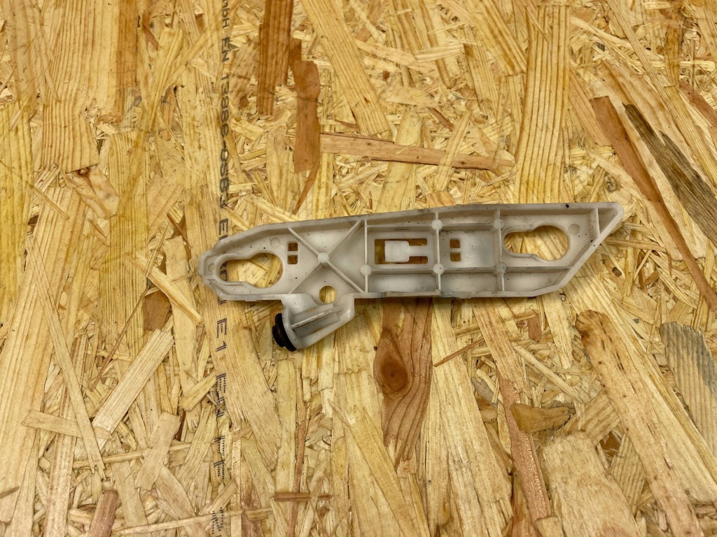 Кронштейн направляющая бампера перед правый peugeot 308 ii t9 aa36136493 2013- с Разборки