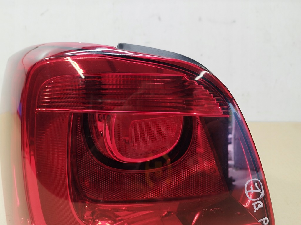 фото №10, Лампа левая + правая задняя vw polo 5 v 6r комплект 2009-2014