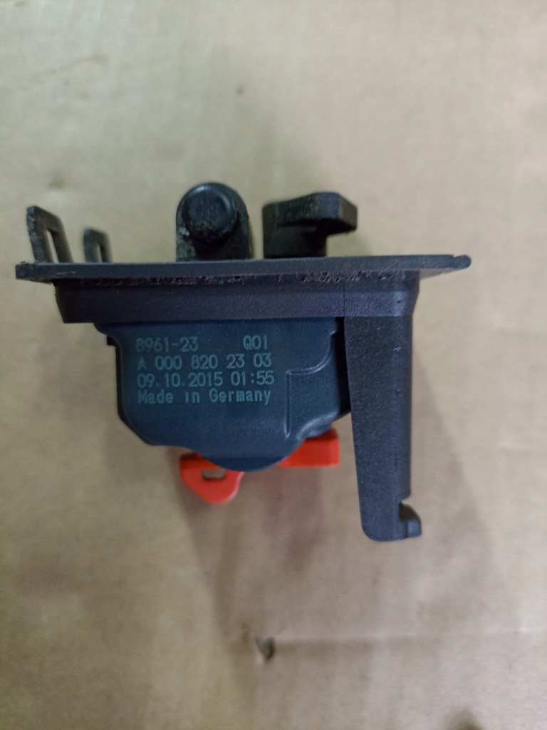 фото №1, Mercedes w205 c klasa замок крышка заливной