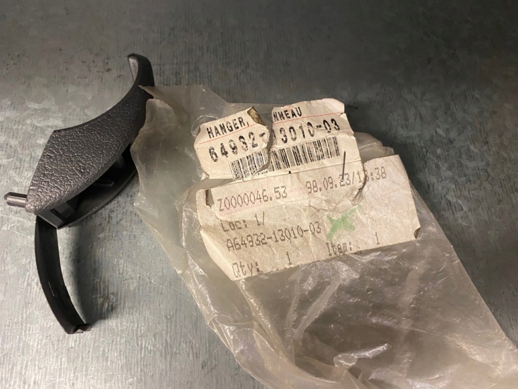 фото №1, Кронштейн шторка toyota corolla 64932-13010-03