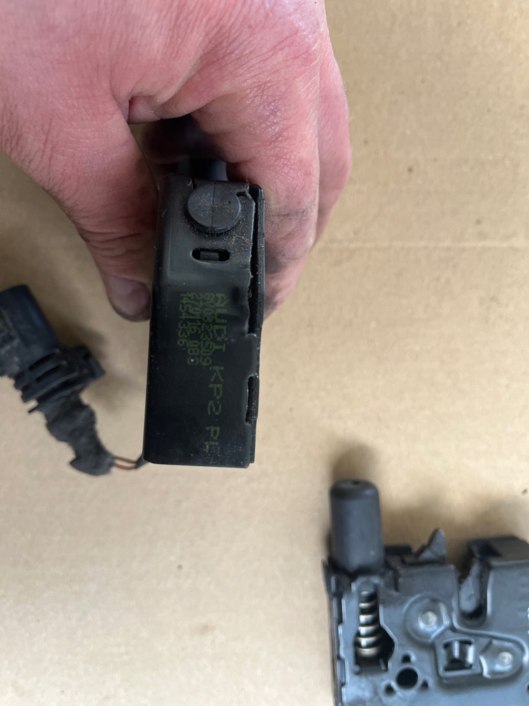 Audi a3 8v замки капот правый левый оригинал 8v0823509 в Украине