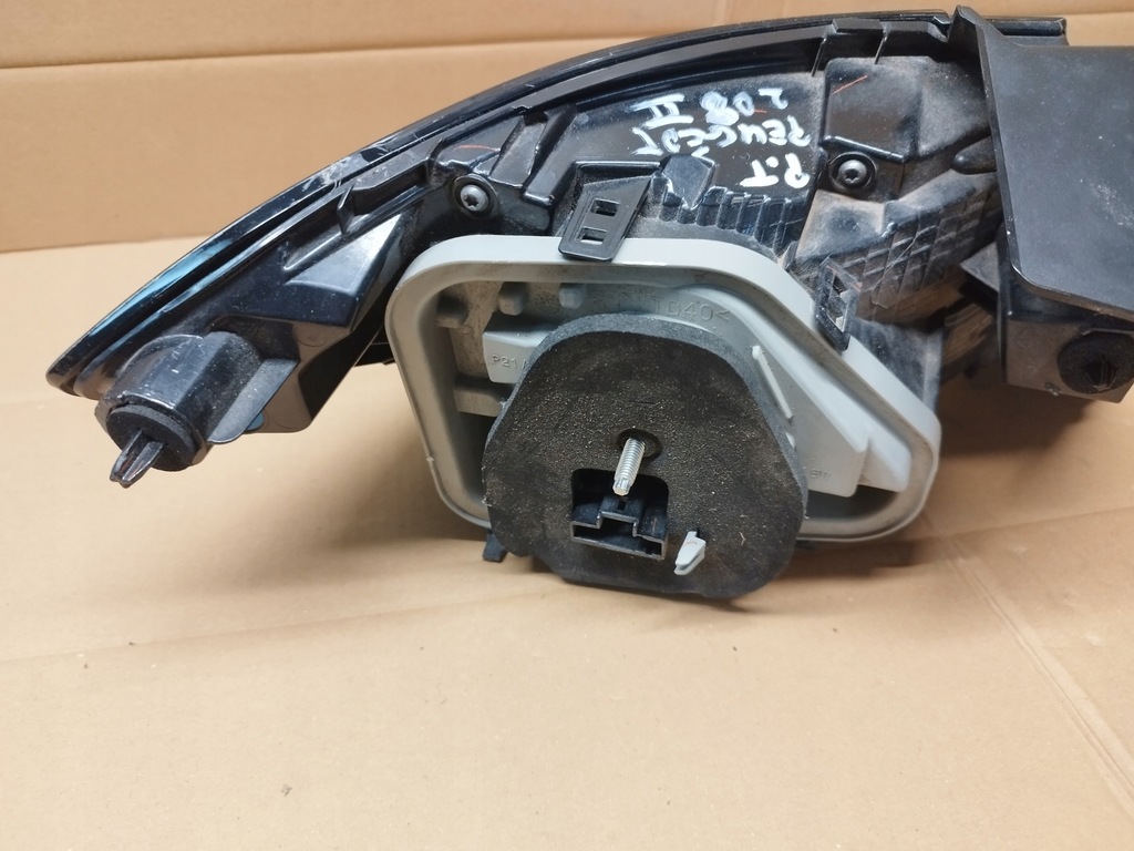 фото №6, Peugeot 208 лампа задняя правая 9823216580