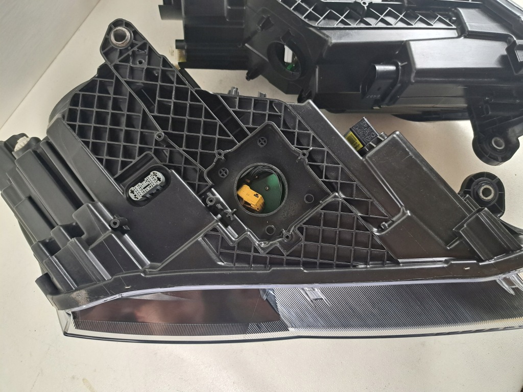 Skoda superb 3 3v1 фара левая правый  bi-xenon led с Разборки