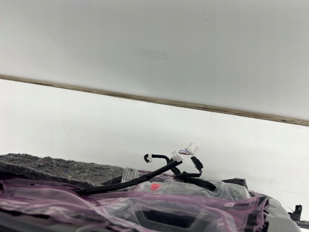 Купить Lexus lbx 2024- дверь задняя правое  задняя стекло 1l1