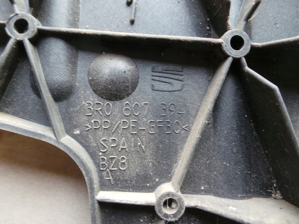 фото №6, Направляющая бампера левый +правый задняя seat exeo 3r0807393