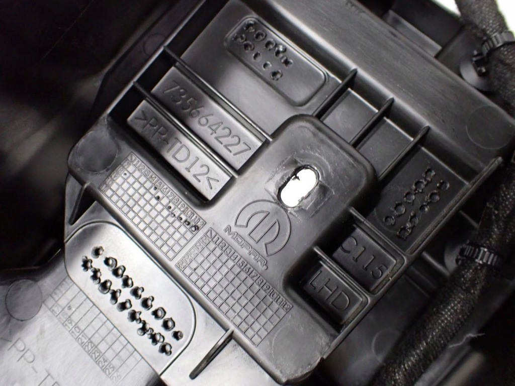 Тунель підлокітник бардачок usb європа оригінал 735664227 jeep renegade 18r в Україні