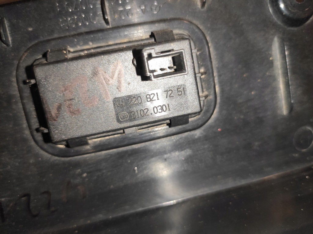 фото №10, Mercedes w221 lift sklasa кнопка відкривання кришки молдинг захист замка kpl