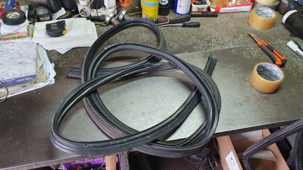 фото №1, Ford focus mk1 kombi - прокладка багажника