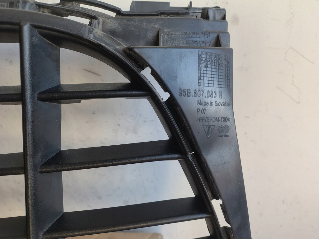 Решётка  бампера porsche macan решётка 95b807683h bardzo хорошее состояние Доставка