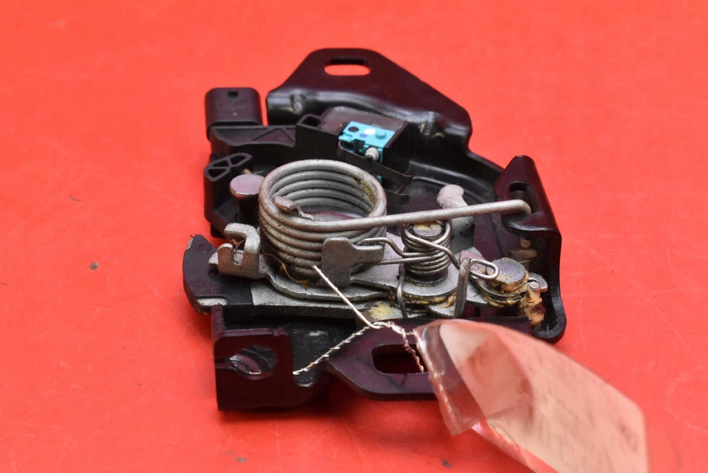 фото №5, Замок засувка капот 1500397-00-e tesla model y 20-