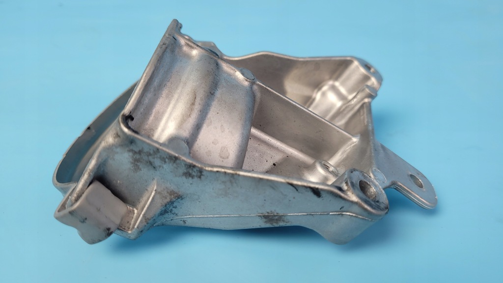 фото №11, Mercedes w206 c200 кронштейн кронштейн насоса wody a6542031701 a6542031601