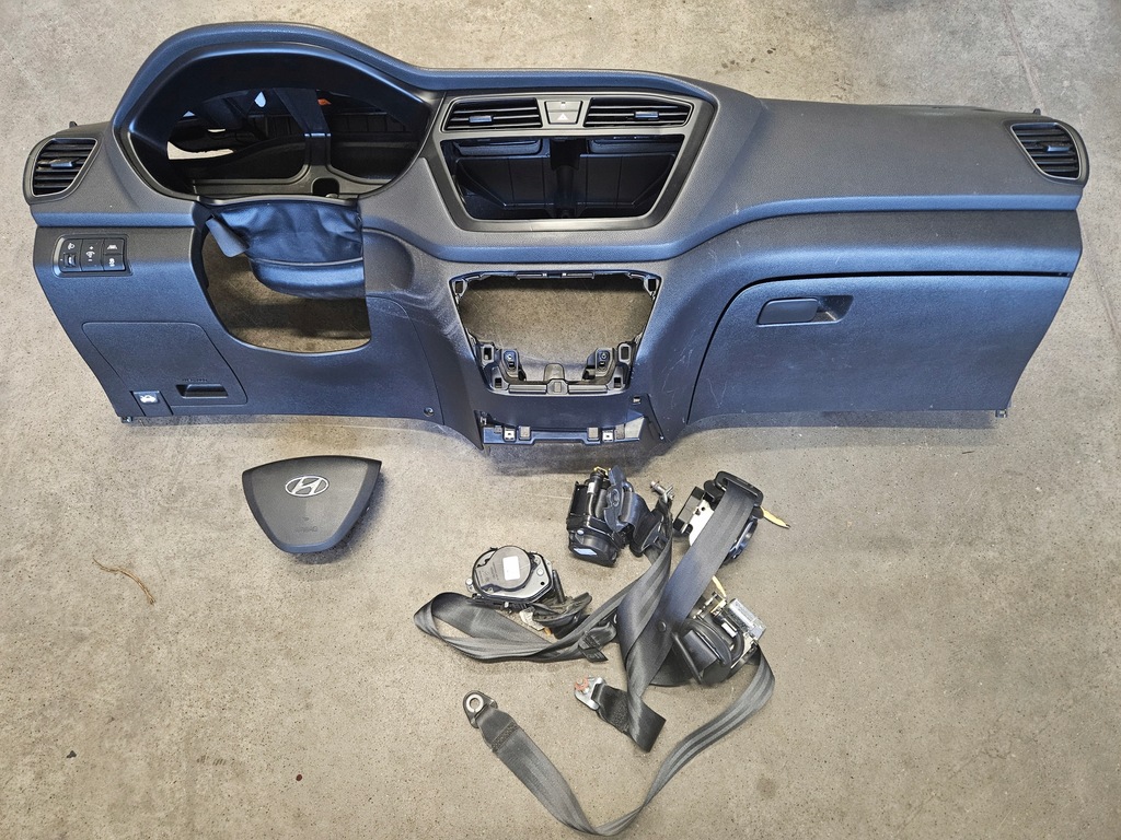 фото №1, Hyundai i20 ii 14- консоль подушка безопасности приборная панель оригинал ремни