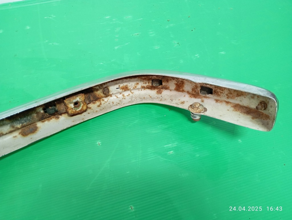 Уголок левый / правый бампера перед mercedes w115 oryg Цена