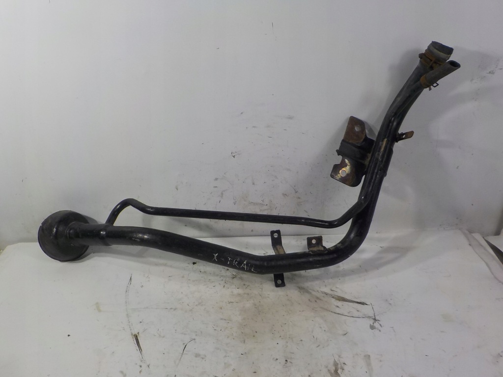 фото №2, Nissan x-trail t30 2.5 заливна горловина труба заливної пального