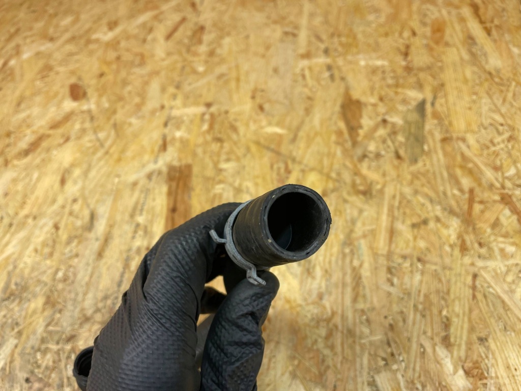 Патрубок труба шланг води bmw f39 f40 f45 f46 f48 mini f55 f56 f57 f60 8514047 Оригінал