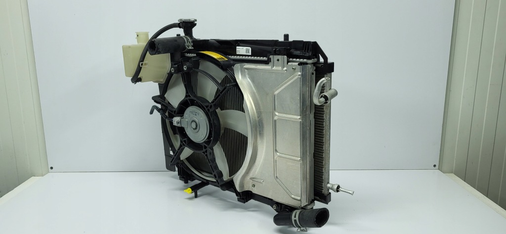 Yaris iii рестайлинг  16- радиатор воды кондиционера + вентиляторы 1,33 бензин Киев