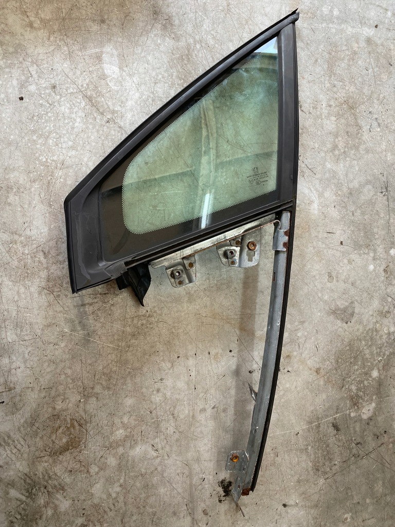 фото №1, Стекло дверь левый перед треугольник peugeot 308 cc