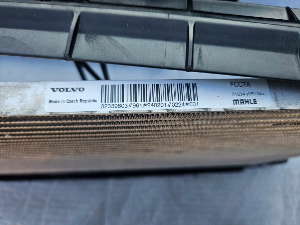 Volvo xc40 радіатор води кондиціонера накладка 32339603 32249884 p31686548 Ціна