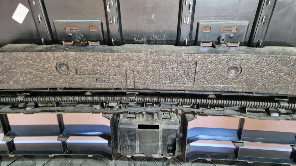 Бампер audi q3 рестайлинг  83a w цвет lx7m pdcx4 bez покраска ideał Доставка