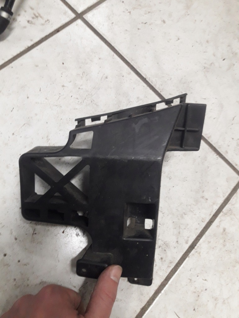 фото №1, Mazda 3 03-06 бампер перед направляющая pod решётка радиатора правый