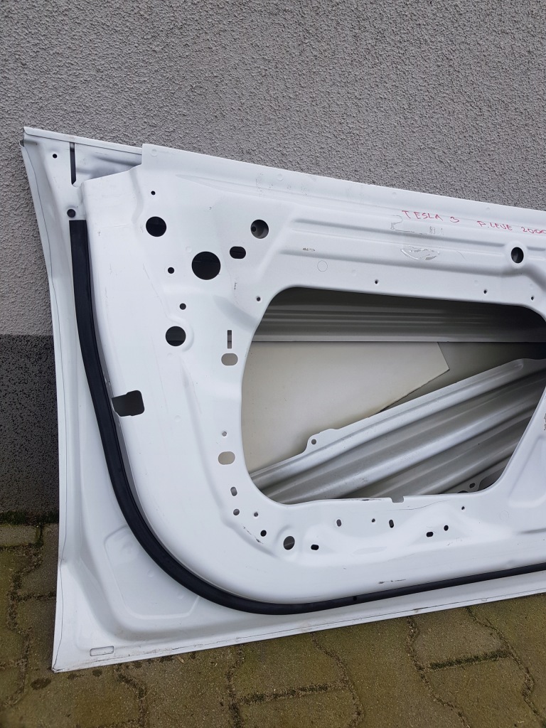 Дверь перед передние левая tesla 3 в Украине
