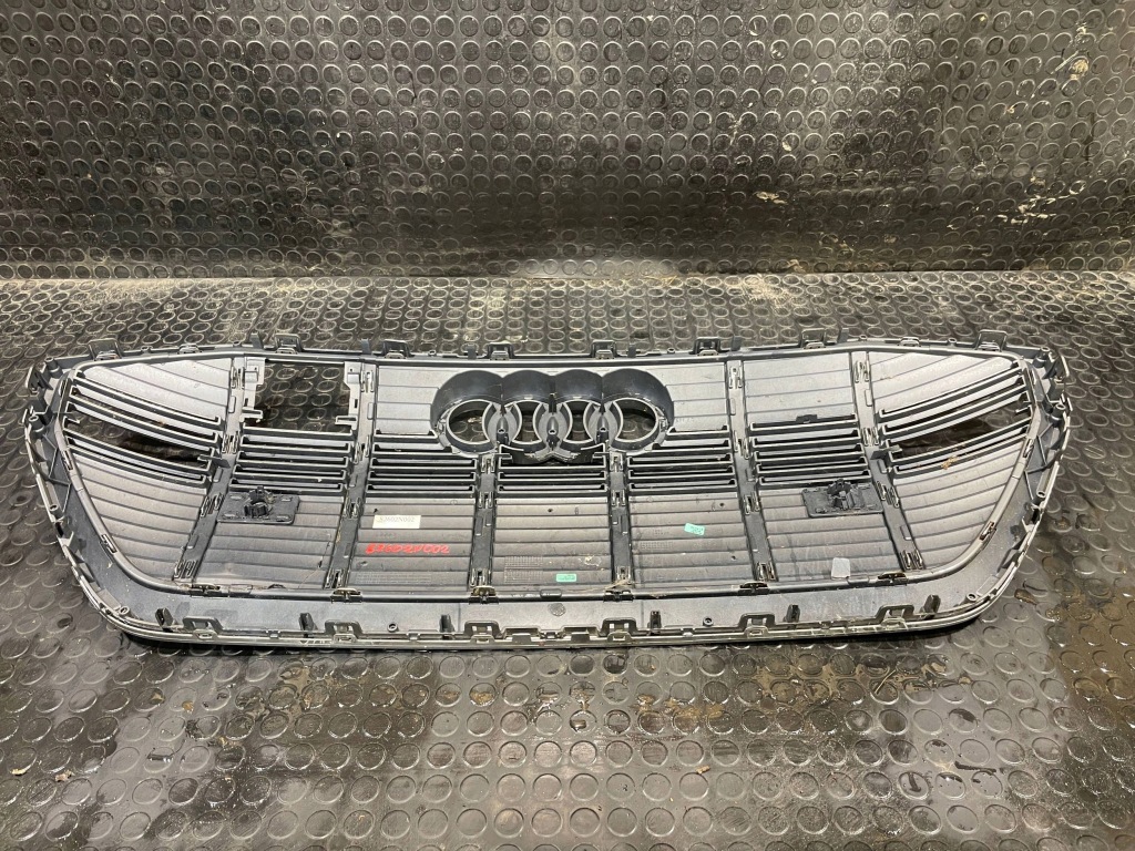 Audi e-tron 4ke 18-22 решітка  решітка радіатора решітка середня бампера перед передня Ціна