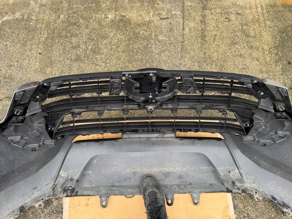 фото №10, Toyota hilux viii lift 20- бампер перед решітка радіатора гарний