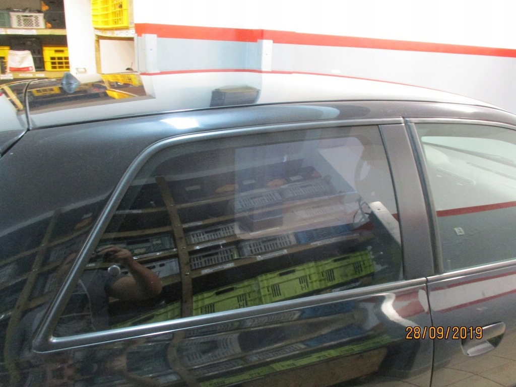 фото №1, Audi a3 8l колір lz9w скло задня права ліва