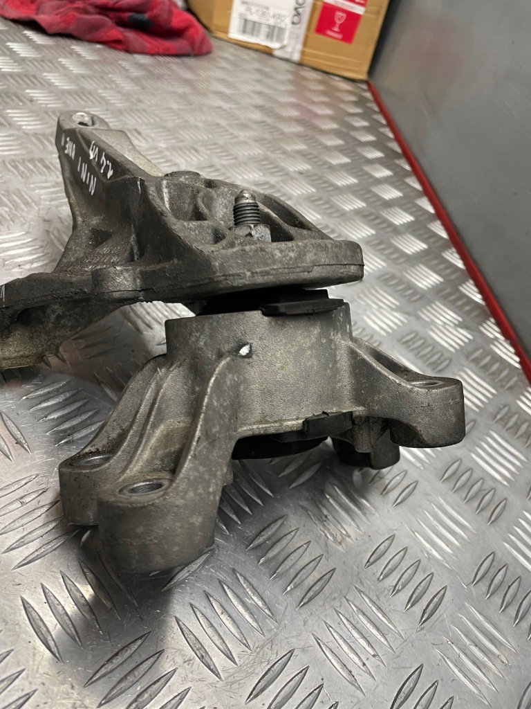 Подушка коробки ліва mini one 2 r56 1.4vti 06-13 Зі Шроту