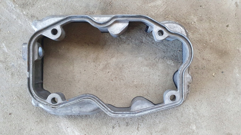 Купить Scania оригинальный номер 1476399 крышка головки цилиндров