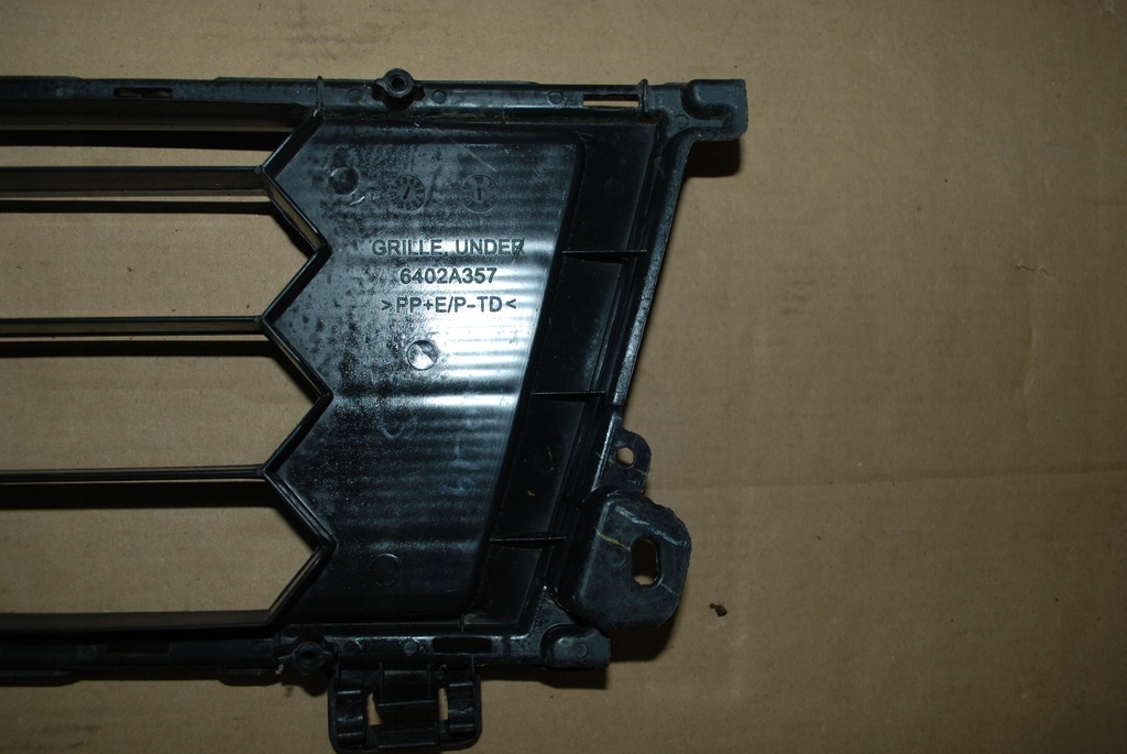 фото №12, Mitsubishi l200 v 2015- решётка радиатора решётка средняя бампера перед 6402a357