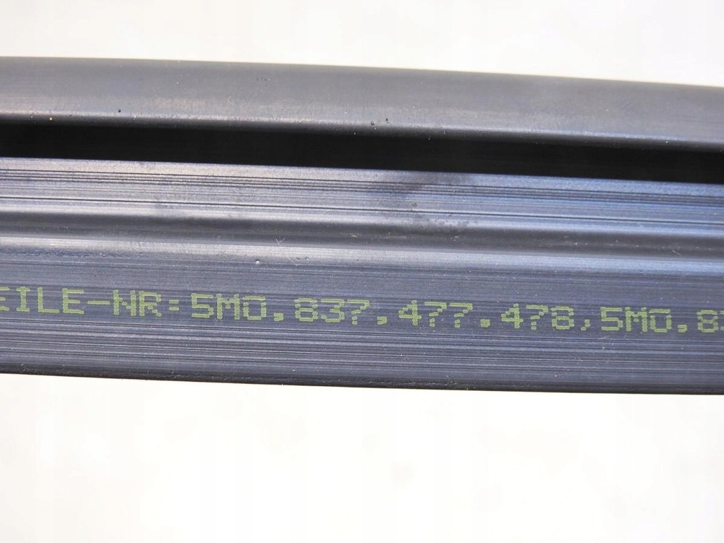 фото №6, Молдинг уплотнитель левый перед vw golf v plus 5m0837477