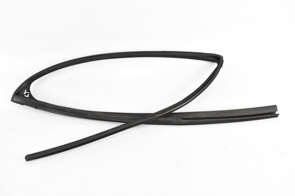 фото №1, Прокладка стекло дверь левый задняя 68152-47050 toyota prius iv