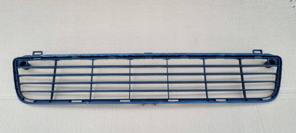 фото №1, Toyota hilux 2011- решётка бампер перед оригинал