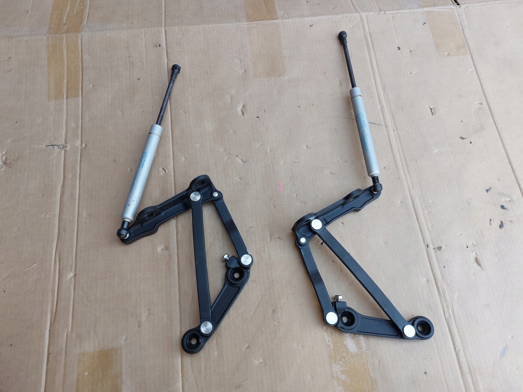 фото №1, Петля кришки задня лівий правий aston martin vantage 16r