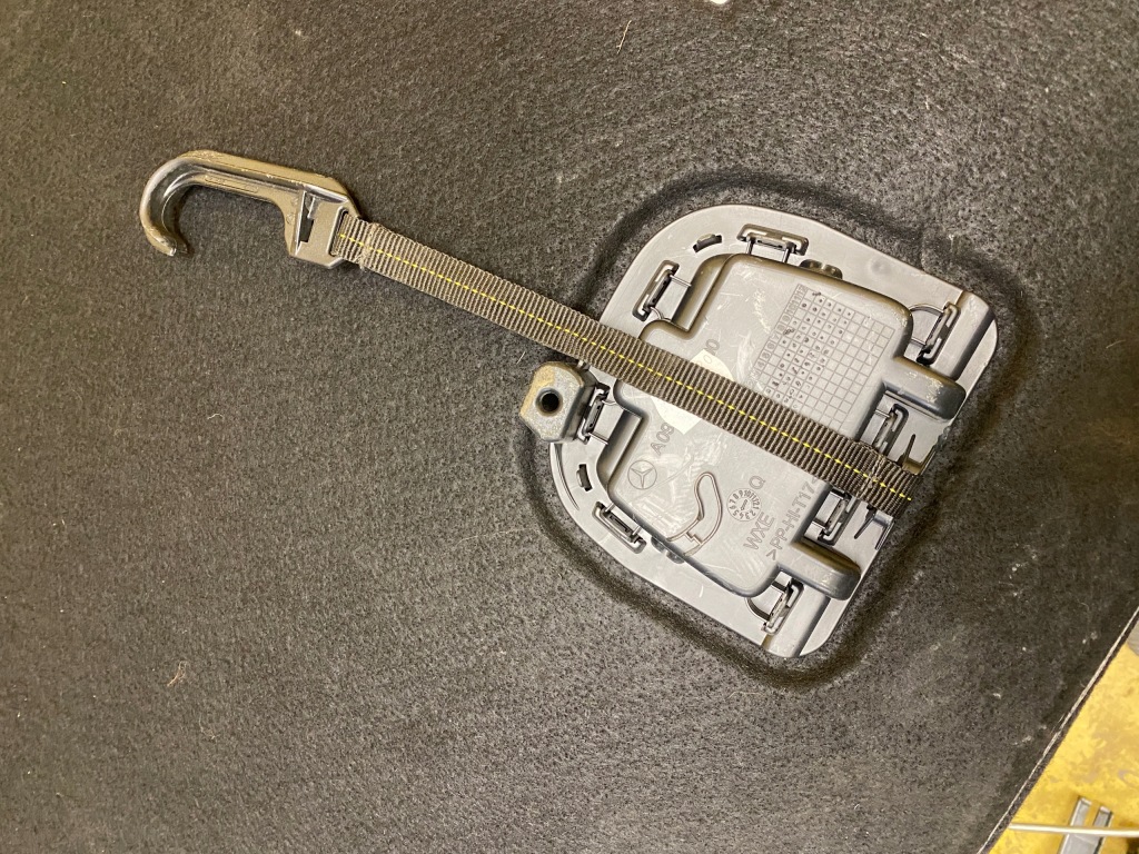 Обшивка пол плита багажника mercedes w257 Оригинал