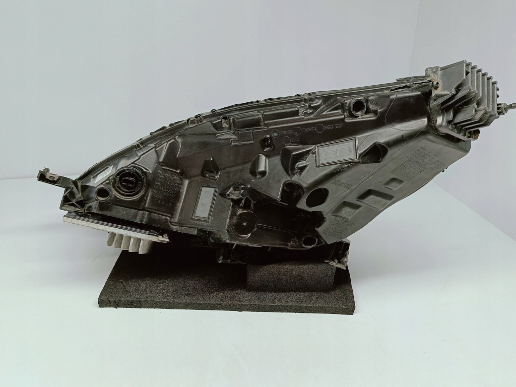 Tesla model 3 m3 17- лампа права перед передня eu 1077376-40-b Оригінал