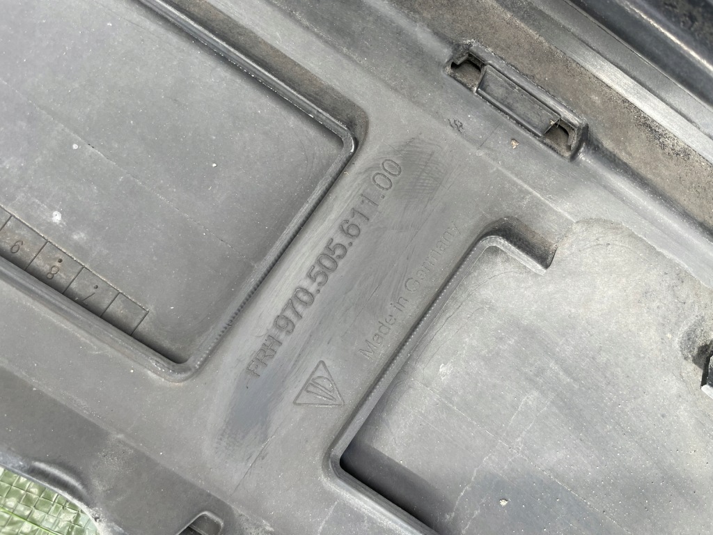 фото №10, Porsche panamera 970 бампер задняя задний накладка 97050541100 цвет l041