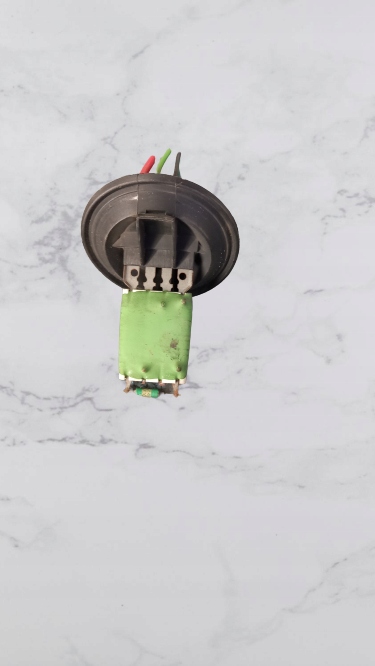 фото №1, Резистор вентилятор skoda fabia 1.4b 08r